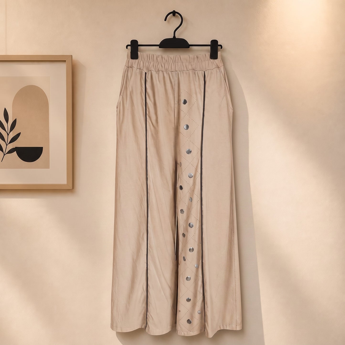 Bequeme Hose mit Nieten und Strass