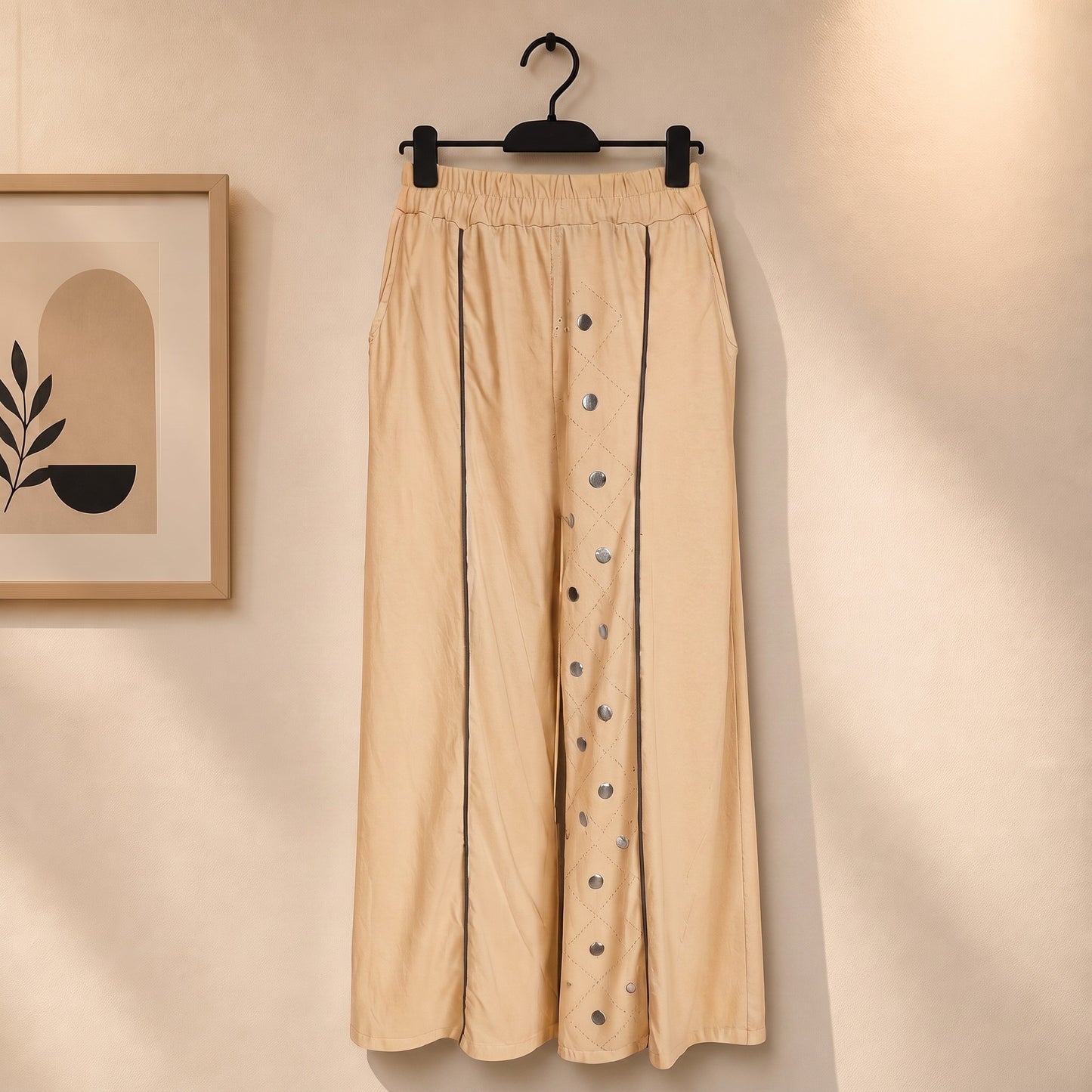 Bequeme Hose mit Nieten und Strass