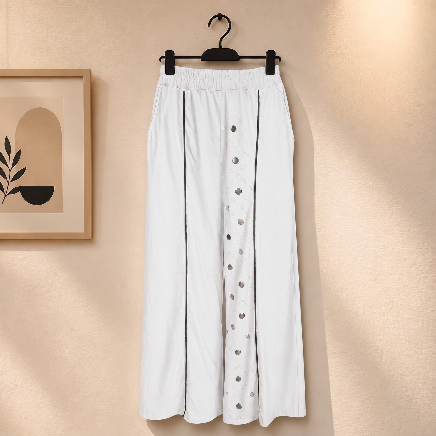 Bequeme Hose mit Nieten und Strass